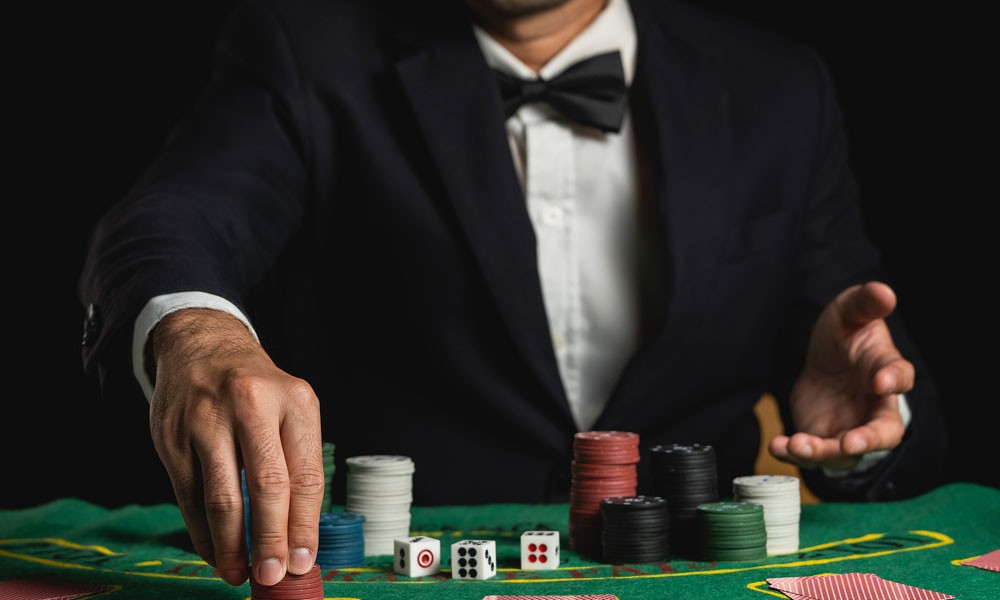 How do visual displays shape baccarat gameplay perception?